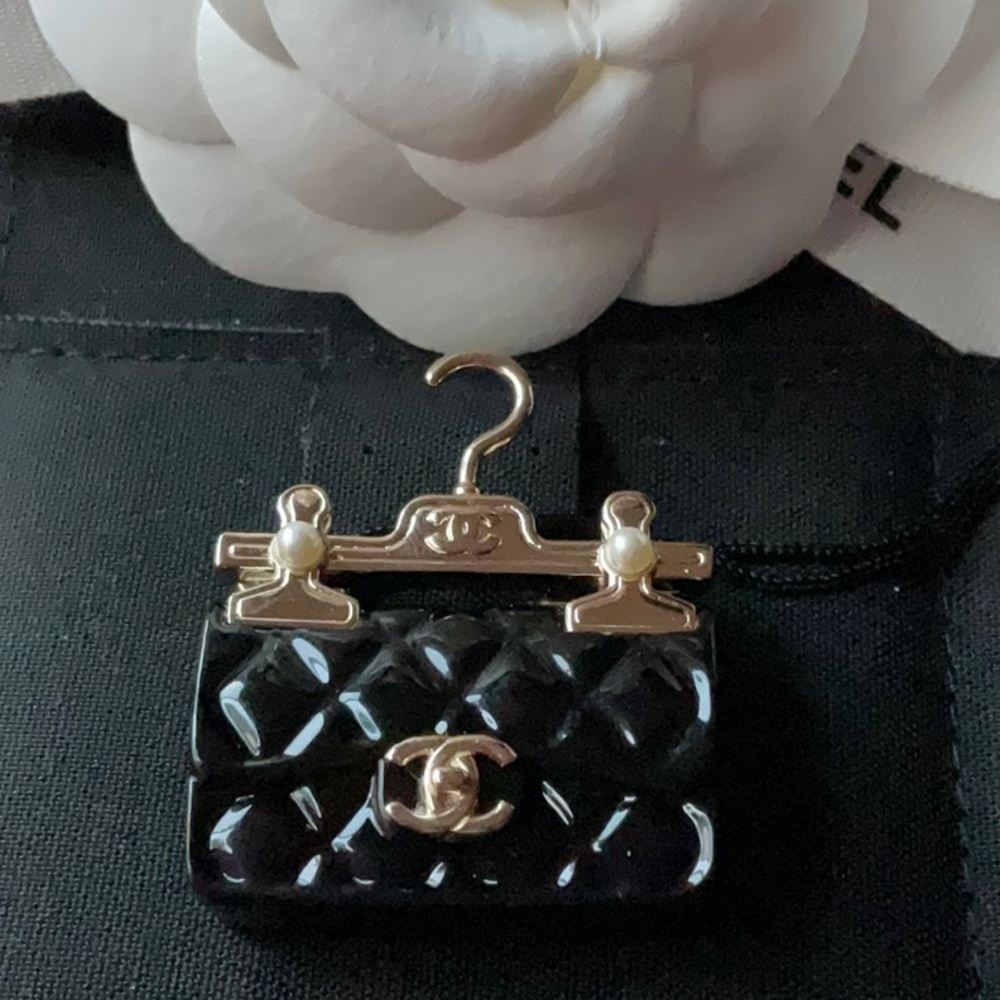 👜 CHANEL HANDBAG  BROOCH 👜 NWT 👜 - Picture 5 of 16